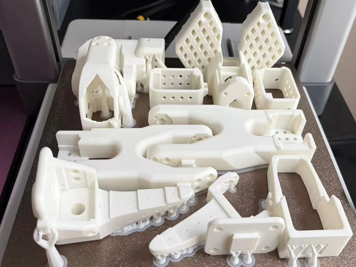 3D 打印的机械臂零件与电机